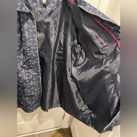 Flower lined Raincoat - Picture 3 of 9